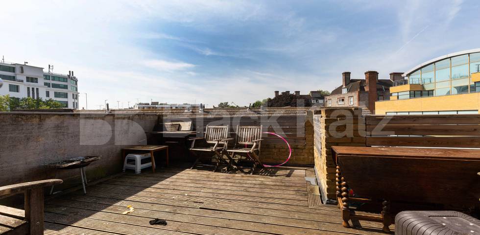 Split level 3 bed flat in Camden located within walking distance to UCL Camden High Street, Camden